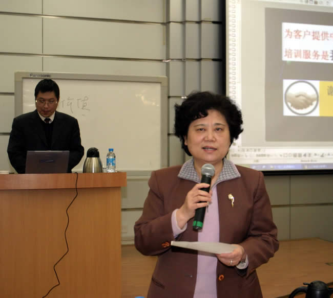 集团公司党委副书记、纪委书记、工会主席李萍主持讲座